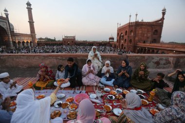 SRINAGAR, INDIA: 2 Nisan 2023 - Çok sayıda insan, 2 Nisan 2023 tarihinde Srinagar Hindistan Ramazan veya Ramzaan olarak da bilinen Srinagar Hindistan Ramazan 'da devam eden kutsal Ramazan ayında namaz kılmak ve oruç tutmak için Jama Mescidi' nde toplandı..