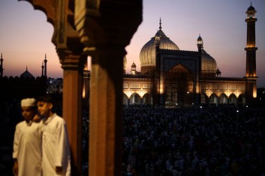 SRINAGAR, INDIA: 2 Nisan 2023 - Çok sayıda insan, 2 Nisan 2023 tarihinde Srinagar Hindistan Ramazan veya Ramzaan olarak da bilinen Srinagar Hindistan Ramazan 'da devam eden kutsal Ramazan ayında namaz kılmak ve oruç tutmak için Jama Mescidi' nde toplandı..