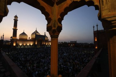 SRINAGAR INDIA Nisan 2 2023 2 Nisan 2023 Srinagar Hindistan Ramazan 'da devam eden kutsal Ramazan ayı boyunca Jama Mescid manzarası İslam takviminin en kutsal ayı ve İslam takviminin dokuzuncu ayıdır.