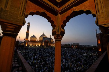 SRINAGAR, INDIA: 2 Nisan 2023 - Çok sayıda insan, 2 Nisan 2023 tarihinde Srinagar Hindistan Ramazan veya Ramzaan olarak da bilinen Srinagar Hindistan Ramazan 'da devam eden kutsal Ramazan ayında namaz kılmak ve oruç tutmak için Jama Mescidi' nde toplandı..