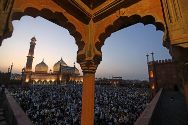 SRINAGAR, INDIA: 2 Nisan 2023 - Çok sayıda insan, 2 Nisan 2023 tarihinde Srinagar Hindistan Ramazan veya Ramzaan olarak da bilinen Srinagar Hindistan Ramazan 'da devam eden kutsal Ramazan ayında namaz kılmak ve oruç tutmak için Jama Mescidi' nde toplandı..