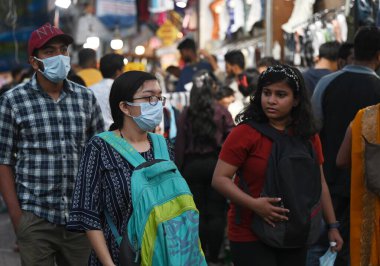 NEW DELHI, INDIA: APRIL 2, 2023 - Yeni Delhi 'de 2 Nisan 2023 tarihinde Sarojni Nagar pazarına gelen ziyaretçi kalabalığı, Hindistan, son 24 saat içinde paylaşılan verilere göre aktif Covid 19 vaka sayısında keskin bir artış gördü..