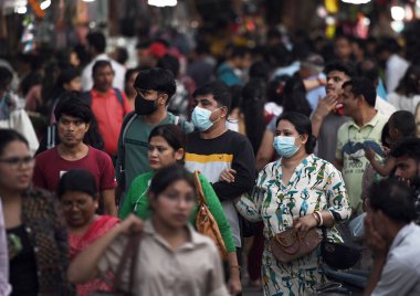 NEW DELHI, INDIA: APRIL 2, 2023 - Yeni Delhi 'de 2 Nisan 2023 tarihinde Sarojni Nagar pazarına gelen ziyaretçi kalabalığı, Hindistan, son 24 saat içinde paylaşılan verilere göre aktif Covid 19 vaka sayısında keskin bir artış gördü..