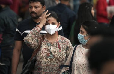 NEW DELHI, INDIA: APRIL 2, 2023 - Yeni Delhi 'de 2 Nisan 2023 tarihinde Sarojni Nagar pazarına gelen ziyaretçi kalabalığı, Hindistan, son 24 saat içinde paylaşılan verilere göre aktif Covid 19 vaka sayısında keskin bir artış gördü..