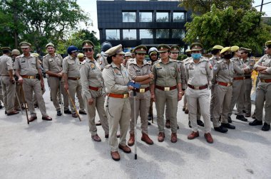 NoIDA INDIA 2 Nisan 2023 Polis personeli, 2 Nisan 2023 tarihinde Noida Hindistan 'da Harola Köyü yakınlarındaki protesto alanında Dadri NTPC' yi protesto ederken Sunil Ghosh Hindustan Times tarafından çekilmiştir.