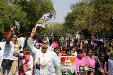 NEW DELHI, INDIA: 3 Nisan 2023 - 3 Nisan 2023 tarihinde Yeni Delhi 'de parlamentodan ihraç edildikten sonra Meclis Başkanı Rahul Gandhi' ye destek olmak için Jantar Mantar 'da düzenlenen Demokrasi Kurtar Yürüyüşü' nü protesto eden tüm Hindistan Mahila Kongresi üyeleri. 