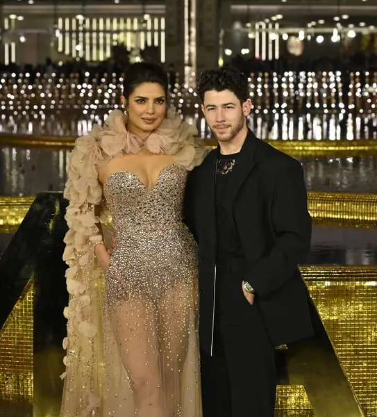 31 Mart 2023 'te, Bandra Kurla Kompleksi BKC Bandra Doğu NMACC' nin açılışında Amerikalı şarkıcı ve koca Nick Jonas ile birlikte 31 Mart 2023 'te, Bollywood aktrisi Priyanka Chopra ile birlikte Nita Mukesh Ambani Kültür Merkezi' nin açılışında 