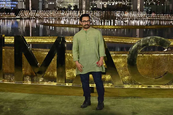 Nita Mukesh Ambani Kültür Merkezi NMACC 'nin Bandra Kurla Kompleksi BKC Bandra Doğu' daki açılışında 31 Mart 2023 tarihinde Mumbai Hindistan 'da gerçekleştirilen Nita Ambani' nin rüya projesi sırasında Bollywood oyuncusu Aamir Khan 31 Mart 2023 tarihinde yürüdü. 