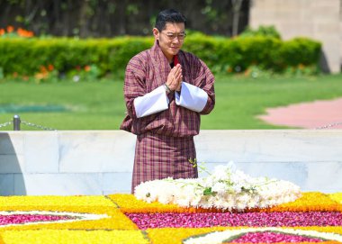 NEW DELHI INDIA APRIL 4 2023 King of Bhutan Jigme Khesar Namgyel Wangchuck pays homage to Mahatma Gandhi at Rajghat on April 4 2023 in New Delhi India Photo by Raj K Raj Hindustan Times clipart