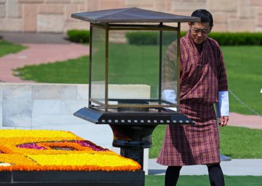 NEW DELHI INDIA NİSAN 4 Nisan 2023 Bhutan Kralı Jigme Khesar Namgyel Wangchuck, 4 Nisan 2023 tarihinde Rajghat 'ta Mahatma Gandhi' ye saygılarını sunar.