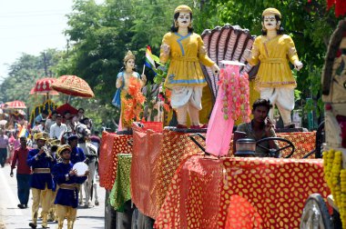 4 Nisan 2023 Noida, Hindistan 'da 4 Nisan 2023 tarihinde Mahavir Jayanti' nin Sektör 27 'deki geçit törenine Noida, Hindistan' da katılmıştır.