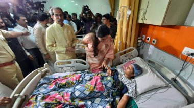 THANE INDIA APRIL 4 2023 Uddhav Thackeray along with his wife Rashmi Thackeray MLA Aaditya Thackeray and MP Rajan Vichare visit the hospital to meet Roshni Shinde the woman activist of their party who was assaulted by women Shivsainiks of Eknath Shin clipart