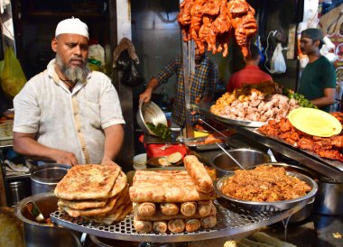 MUMBAI, INDIA: 4 Nisan 2023 - Satıcılar, 4 Nisan 2023 'te Pydhonie' deki Minara Mescidi yakınlarında yol kenarındaki tezgahlarda Bhushan Koyande Hindustan Times tarafından yapılan fotoğraf: