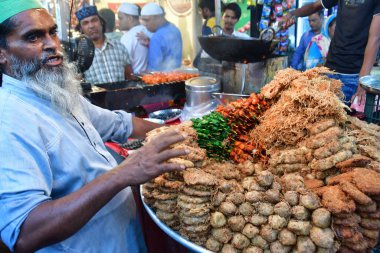 MUMBAI, INDIA: 4 Nisan 2023 - Satıcılar, 4 Nisan 2023 'te Pydhonie' deki Minara Mescidi yakınlarında yol kenarındaki tezgahlarda Bhushan Koyande Hindustan Times tarafından yapılan fotoğraf: