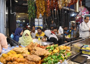 MUMBAI, INDIA: 4 Nisan 2023 - Satıcılar, 4 Nisan 2023 'te Pydhonie' deki Minara Mescidi yakınlarında yol kenarındaki tezgahlarda Bhushan Koyande Hindustan Times tarafından yapılan fotoğraf: