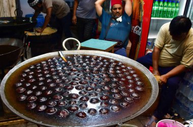 MUMBAI, INDIA: 4 Nisan 2023 - Satıcılar, 4 Nisan 2023 'te Pydhonie' deki Minara Mescidi yakınlarında yol kenarındaki tezgahlarda Bhushan Koyande Hindustan Times tarafından yapılan fotoğraf: