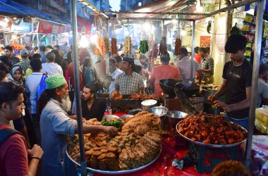 MUMBAI, INDIA: 4 Nisan 2023 - Satıcılar, 4 Nisan 2023 'te Pydhonie' deki Minara Mescidi yakınlarında yol kenarındaki tezgahlarda Bhushan Koyande Hindustan Times tarafından yapılan fotoğraf: