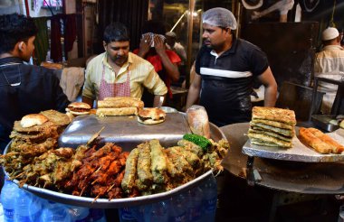 MUMBAI, INDIA: 4 Nisan 2023 - Satıcılar, 4 Nisan 2023 'te Pydhonie' deki Minara Mescidi yakınlarında yol kenarındaki tezgahlarda Bhushan Koyande Hindustan Times tarafından yapılan fotoğraf: