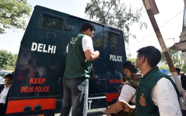 5 Nisan 2023 Delhi Polis özel hücre ekibi Patiala House Court 'ta Gangster Deepak Boxer üreten 5 Nisan 2023' te Yeni Delhi 'de Hindistan Deepak Boxer' da Delhi 'nin en çok aranan gangsterlerinden biri benim tarafımdan şehre getirildi.