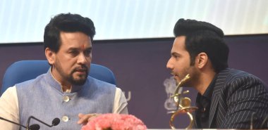 NEW DELHI INDIA APRIL 5 Nisan 2023 Enformasyon ve Yayın Bakanı Anurag Thakur ile Varun Dhawan Aktör arasında 5 Nisan 2023 tarihinde Ne 'de Ulusal Medya Merkezi' nde I. ve B ve Amazon Bakanlığı arasında imzalanan anlaşma sırasında