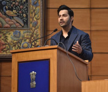 NEW DELHI INDIA APRIL 5 Nisan 2023 Varun Dhawan Aktörü, I. ve B Bakanlığı ile Amazon Birliği Bilgi ve Yayın Bakanı Anurag thakur arasında 5 Nisan 2023 tarihinde Ulusal Medya Merkezi 'nde yapılan anlaşma anlaşmasında bir konuşma yaptı.