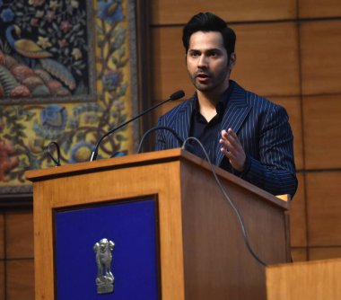 NEW DELHI INDIA APRIL 5 Nisan 2023 Varun Dhawan Aktörü, I. ve B Bakanlığı ile Amazon Birliği Bilgi ve Yayın Bakanı Anurag thakur arasında 5 Nisan 2023 tarihinde Ulusal Medya Merkezi 'nde yapılan anlaşma anlaşmasında bir konuşma yaptı.