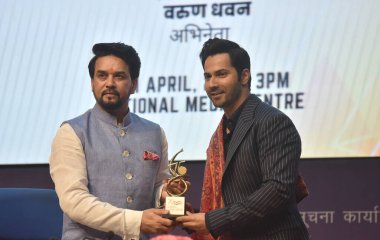 NEW DELHI INDIA APRIL 5 Nisan 2023 Enformasyon ve Yayın Bakanı Anurag Thakur ile Varun Dhawan Aktör arasında 5 Nisan 2023 tarihinde Ne 'de Ulusal Medya Merkezi' nde I. ve B ve Amazon Bakanlığı arasında imzalanan anlaşma sırasında