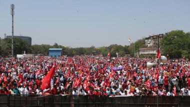 NEW DELHI, INDIA: 5 Nisan 2023 - Çiftçiler ve işçiler, CITU AIKS ve AIAWU tarafından 5 Nisan 2023 tarihinde Yeni Delhi Hindistan 'da düzenlenen mitingde MSP ve enflasyon politikalarını protesto etmek için Ramlila Ground' da toplandılar.