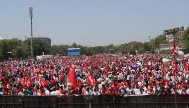 NEW DELHI, INDIA: 5 Nisan 2023 - Çiftçiler ve işçiler, CITU AIKS ve AIAWU tarafından 5 Nisan 2023 tarihinde Yeni Delhi Hindistan 'da düzenlenen mitingde MSP ve enflasyon politikalarını protesto etmek için Ramlila Ground' da toplandılar.