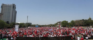 NEW DELHI, INDIA: 5 Nisan 2023 - Çiftçiler ve işçiler, CITU AIKS ve AIAWU tarafından 5 Nisan 2023 tarihinde Yeni Delhi Hindistan 'da düzenlenen mitingde MSP ve enflasyon politikalarını protesto etmek için Ramlila Ground' da toplandılar.