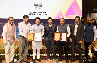 NEW DELHI INDIA APRIL 5 Nisan 2023 Union I ve B Bakanı Anurag Takur ve Aktör Varun Dhawan ve diğerleri arasında 5 Nisan 2023 tarihinde Yeni Delhi Hindistan 'da Ulusal Medya Merkezi' nde I. ve B ve Amazon Bakanlığı arasında imzalanan imza işbirliği anlaşması sırasında