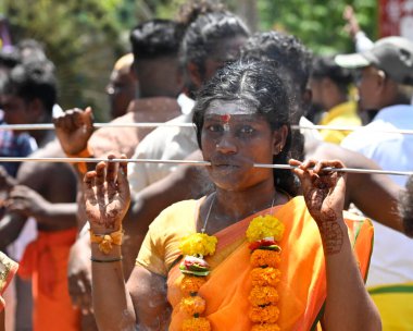 MUMBAI, INDIA: 5 Nisan 2023 - Doğu Aarey Goregaon Kolonisi 'nde Lord Murugan' a adanmış Panguni Uthiram festivali kutlamaları vesilesiyle dini tören sırasında ağızlarına metal şiş sokan Tamil hayranları.