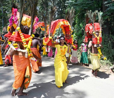 MUMBAI, INDIA: 5 Nisan 2023 - Doğu Aarey Goregaon Kolonisi 'nde Lord Murugan' a adanmış Panguni Uthiram festivali kutlamaları vesilesiyle dini tören sırasında ağızlarına metal şiş sokan Tamil hayranları.