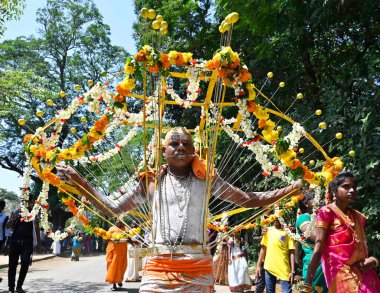 MUMBAI, INDIA: 5 Nisan 2023 - Doğu Aarey Goregaon Kolonisi 'nde Lord Murugan' a adanmış Panguni Uthiram festivali kutlamaları vesilesiyle dini tören sırasında ağızlarına metal şiş sokan Tamil hayranları.