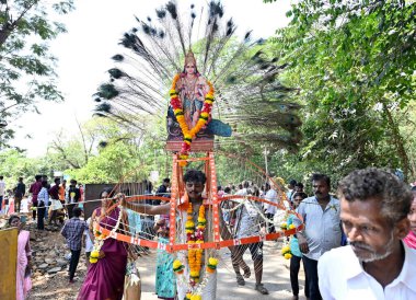 MUMBAI, INDIA: 5 Nisan 2023 - Doğu Aarey Goregaon Kolonisi 'nde Lord Murugan' a adanmış Panguni Uthiram festivali kutlamaları vesilesiyle dini tören sırasında ağızlarına metal şiş sokan Tamil hayranları.