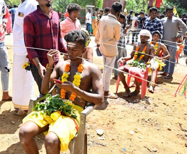 MUMBAI, INDIA: 5 Nisan 2023 - Doğu Aarey Goregaon Kolonisi 'nde Lord Murugan' a adanmış Panguni Uthiram festivali kutlamaları vesilesiyle dini tören sırasında ağızlarına metal şiş sokan Tamil hayranları.