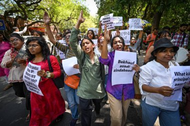 NEW DELHI INDIA 6 Nisan 2023 Çeşitli organizasyonlardan öğrenciler, 6 Nisan 2023 tarihinde San Delhi 'deki Yeni Hindistan Fotoğrafları' nda, sanat fakültesi kuzey kampüsündeki kadınlara yönelik IP Üniversitesi 'nde düzenlenen İzinsiz giriş konusunda yönetime karşı protesto düzenlediler.