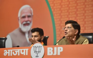 NEW DELHI INDIA APRIL 6 Nisan 2023 Kongre Başkanı Anil Antonius 'un oğlu Sr Lider ve eski Birlik Bakanı AK Antony ve Birlik Bakanı Piyush Goel, 6 Nisan 2023 tarihinde Yeni Delhi Hindistan' daki BJP genel merkezinde BJP 'ye katıldıktan sonra basın mensuplarına konuştu.