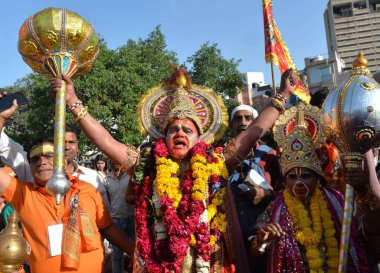 NEW DELHI INDIA 6 Nisan 2023 Erkekler, Hanuman 'ın Connaught Place antik Hanuman Tapınağı' nda Hanuman Jayanti ibadeti vesilesiyle geçit töreninde yer alanlara dans ve kutsama kostümleri giydirilmiştir.