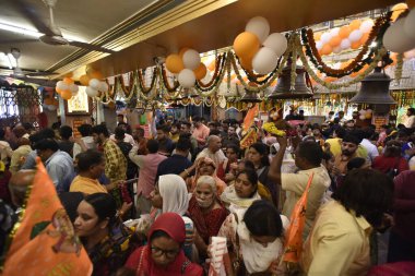 NEW DELHI INDIA 6 Nisan 2023 Dindar kişiler, 6 Nisan 2023 tarihinde Connaught Place 'de Hanuman Jayanti' yi kutlamak için Eski Hanuman Tapınağı 'nda toplandı. Fotoğraf: Sonu Mehta Hindustan Times