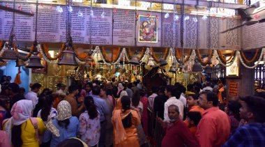 NEW DELHI INDIA 6 Nisan 2023 Dindar kişiler, 6 Nisan 2023 tarihinde Connaught Place 'de Hanuman Jayanti' yi kutlamak için Eski Hanuman Tapınağı 'nda toplandı. Fotoğraf: Sonu Mehta Hindustan Times