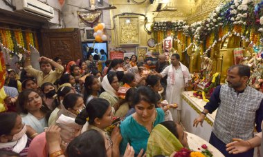NEW DELHI INDIA 6 Nisan 2023 Dindar kişiler, 6 Nisan 2023 tarihinde Connaught Place 'de Hanuman Jayanti' yi kutlamak için Eski Hanuman Tapınağı 'nda toplandı. Fotoğraf: Sonu Mehta Hindustan Times