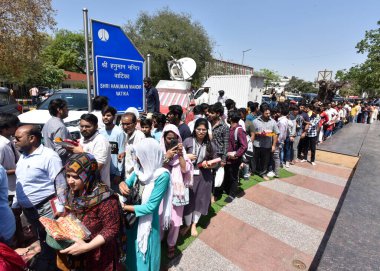 NEW DELHI INDIA APRIL 6 Nisan 2023 Eski Hanuman Tapınağı 'nın dışında 6 Nisan 2023 tarihinde Connaught Place' de Hanuman Jayanti 'yi kutlamak için Sonu Mehta Hindustan Times tarafından çekilmiştir.