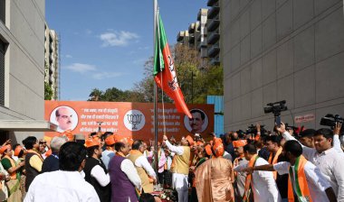 NEW DELHI INDIA APRIL 6 Nisan 2023 BJP Ulusal Başkanı JP Nadda hoisitng Party Flag BJP Merkez Ofisi vesilesiyle DDU Marg 'da 6 Nisan 2023 tarihinde Yeni Delhi Hindistan Fotoğrafı: Vipin Kumar Hindustan Times