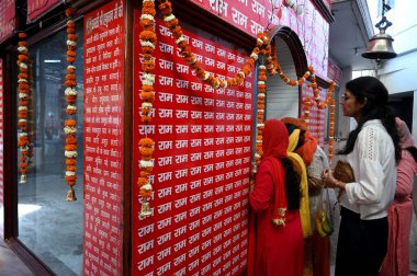 6 Nisan 2023 'te Noida Hindistan' da Hanuman Jayanti vesilesiyle 20. Bölgedeki Hanuman Mandir 'de 6 Nisan 2023' te Sunil Ghosh Hindustan Times tarafından çekilen fotoğraf.