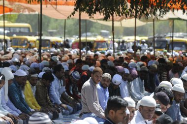 GURUGRAM INDIA Nisan 21 2023 Müslümanlar, kutsal Ramazan ayının son Cuma günü, 21 Nisan 2023 'te Gurugram Hindistan' da, Leisure Valley Park yakınlarındaki 29. 