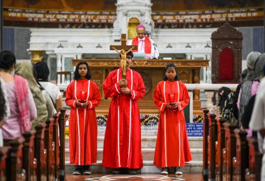 NEW DELHI INDIA 7 Nisan 2023 Hristiyanlar Kutsal Katedral Kilisesi 'nde 7 Nisan 2023' te Yeni Delhi 'de Kutsal Cuma vesilesiyle dua ettiler. 