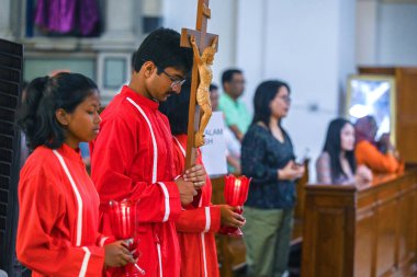 NEW DELHI INDIA 7 Nisan 2023 Hristiyanlar Kutsal Katedral Kilisesi 'nde 7 Nisan 2023' te Yeni Delhi 'de Kutsal Cuma vesilesiyle dua ettiler. 