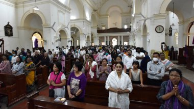 NEW DELHI INDIA 7 Nisan 2023 Hristiyanlar Kutsal Kalp Katedrali Gol Dak Khana 'da 7 Nisan 2023' te Yeni Delhi Hindistan 'da yapılan Kutsal Cuma günü yapılan çarmıha gerilme anma törenine katıldılar. 