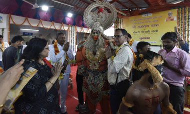 NEW DELHI INDIA APRIL 7 Nisan 2023 Bharat Gaurav Treni yolcusu Sri Ramayana Yatra Sendika Dışişleri ve Kültür Bakanı Meenakashi Lekhi tarafından 7 Nisan 2023 tarihinde Delhi Safdarjung Tren İstasyonu 'nda durdurulduktan sonra Hindistan' ın Yeni Delhi şehrinde